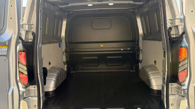 Ford Transit Custom 320 L2 Diesel Fwd 2.0 EcoBlue 136ps H1 Double Cab Van Limited Auto - Image 12